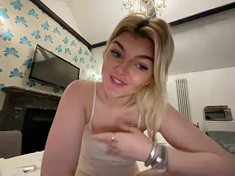 rosie-hipstergal online show from 03/23/26, 02:32