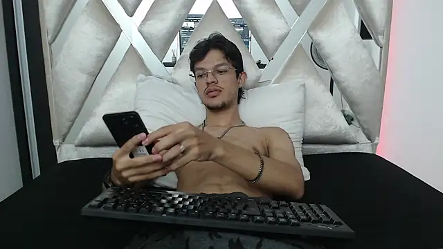 Snapshot of BrayanOconer08 chatting on 11/16/25, 05:35 BrayanOconer08 online show from 11/16/25, 05:35