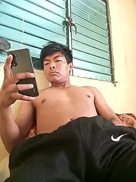 Snapshot of GuzzMiranda18 chatting on 12/20/25, 04:47 GuzzMiranda18 online show from 12/20/25, 04:47