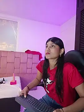 YeseniaRodriguez3 online show from 04/04/26, 01:30