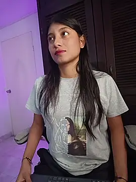 YeseniaRodriguez3 online show from 04/12/26, 12:32