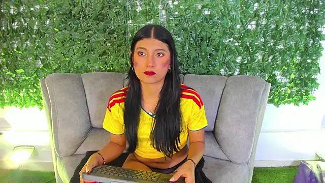 Snapshot of YeseniaRodriguez3 chatting on 07/07/26, 01:04 YeseniaRodriguez3 online show from 07/07/26, 01:04