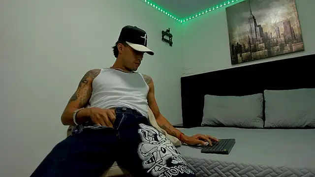 Snapshot of harold_777 chatting on 10/26/25, 04:51 harold 777 online show from 10/26/25, 04:51