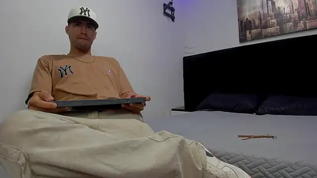 Snapshot of harold_777 chatting on 10/27/25, 04:05 harold 777 online show from 10/27/25, 04:05