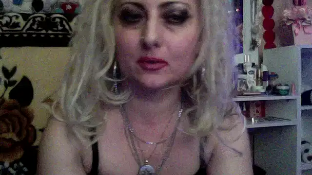 xHot Amazonq online show from 12/14/25, 11:42