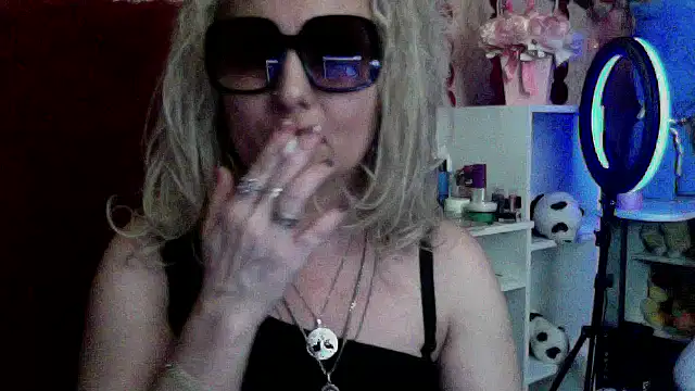 xHot Amazonq online show from 03/04/26, 10:16