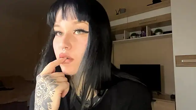 Snapshot of LaurenOveson chatting on 10/29/25, 10:28 LaurenOveson online show from 10/29/25, 10:28