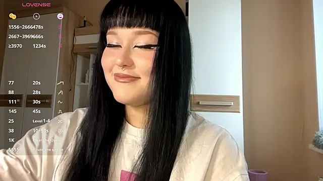 Snapshot of LaurenOveson chatting on 11/02/25, 09:55 LaurenOveson online show from 11/02/25, 09:55