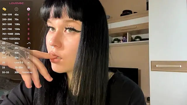 Snapshot of LaurenOveson chatting on 11/10/25, 06:23 LaurenOveson online show from 11/10/25, 06:23