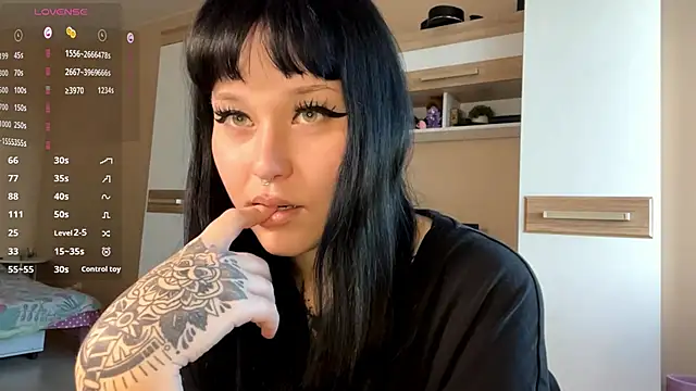 Snapshot of LaurenOveson chatting on 11/11/25, 08:25 LaurenOveson online show from 11/11/25, 08:25