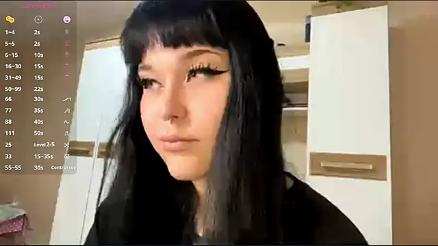 Snapshot of LaurenOveson chatting on 11/15/25, 10:23 LaurenOveson online show from 11/15/25, 10:23