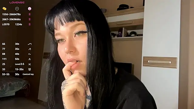 Snapshot of LaurenOveson chatting on 11/18/25, 10:20 LaurenOveson online show from 11/18/25, 10:20