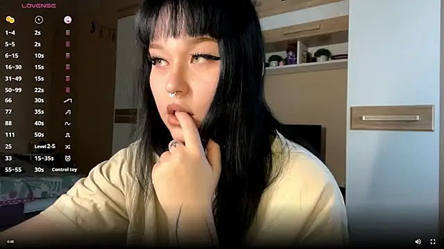 Snapshot of LaurenOveson chatting on 11/19/25, 10:26 LaurenOveson online show from 11/19/25, 10:26