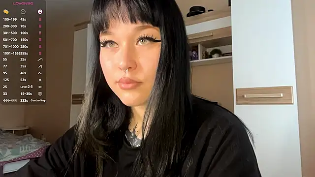 Snapshot of LaurenOveson chatting on 11/23/25, 10:37 LaurenOveson online show from 11/23/25, 10:37