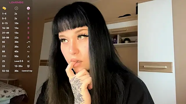 Snapshot of LaurenOveson chatting on 11/30/25, 10:30 LaurenOveson online show from 11/30/25, 10:30