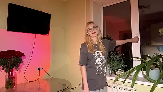 LatanyaRein online show from 11/30/25, 06:45