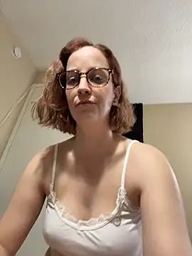 Snapshot of CreamedKitten chatting on 11/21/25, 04:05 CreamedKitten online show from 11/21/25, 04:05