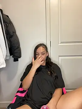 Snapshot of nikkiloveee chatting on 12/03/25, 05:48 nikkiloveee online show from 12/03/25, 05:48