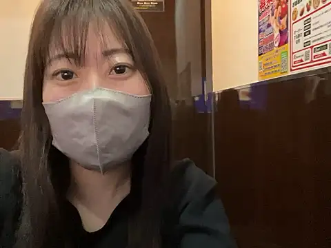 Snapshot of hitomi_desu chatting on 11/21/25, 04:05 hitomi desu online show from 11/21/25, 04:05