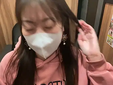 Snapshot of hitomi_desu chatting on 11/25/25, 02:50 hitomi desu online show from 11/25/25, 02:50