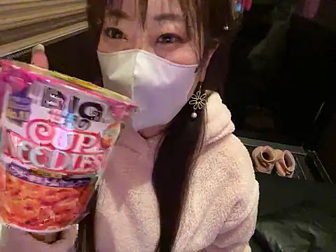 Snapshot of hitomi_desu chatting on 11/26/25, 02:18 hitomi desu online show from 11/26/25, 02:18