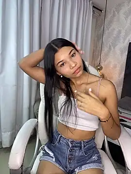 Snapshot of velina18 chatting on 10/28/25, 03:43 velina18 online show from 10/28/25, 03:43