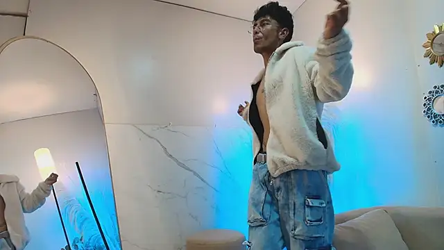 SexyAndresito22 online show from 11/12/25, 06:58