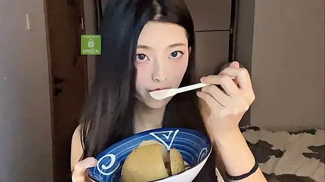 Snapshot of ronronner233 chatting on 11/21/25, 01:32 ronronner233 online show from 11/21/25, 01:32