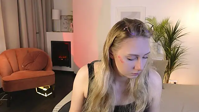 Snapshot of Liana_Ln chatting on 11/12/25, 03:07 Liana Ln online show from 11/12/25, 03:07