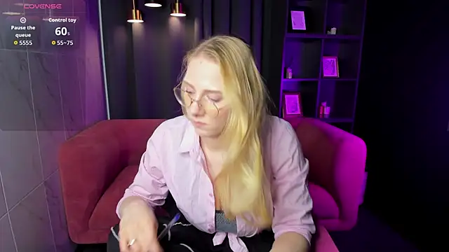 Snapshot of Liana_Ln chatting on 12/13/25, 08:04 Liana Ln online show from 12/13/25, 08:04