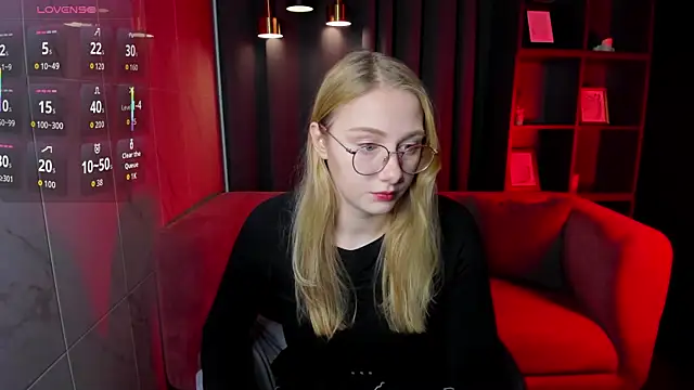 Snapshot of Liana_Ln chatting on 12/20/25, 02:13 Liana Ln online show from 12/20/25, 02:13