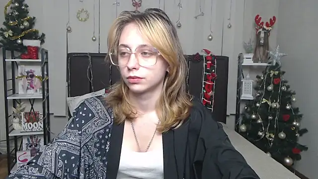 TracyLll online show from 12/21/25, 06:20