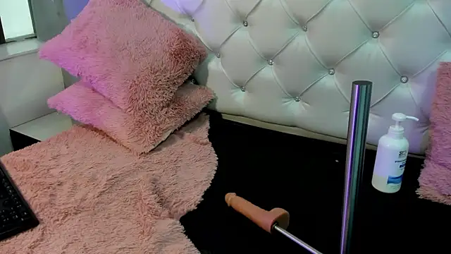 Cristinawhite online show from 12/01/25, 08:03