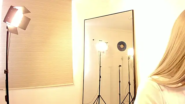 Snapshot of candice_star chatting on 12/04/25, 09:01 candice star online show from 12/04/25, 09:01