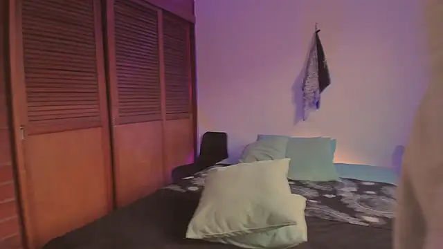 estmonnn online show from 12/15/25, 10:03