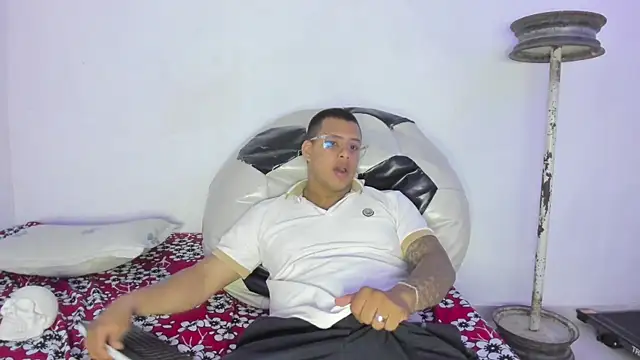 Snapshot of LucassFoster chatting on 11/12/25, 03:51 LucassFoster online show from 11/12/25, 03:51