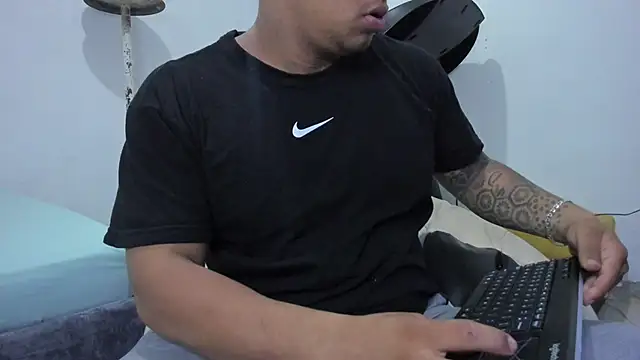 Snapshot of LucassFoster chatting on 11/13/25, 08:41 LucassFoster online show from 11/13/25, 08:41