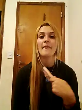 Snapshot of larubia_arg chatting on 10/31/25, 02:45 larubia arg online show from 10/31/25, 02:45