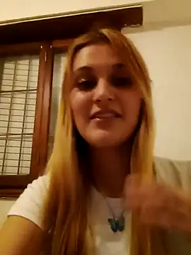 Snapshot of larubia_arg chatting on 11/10/25, 05:06 larubia arg online show from 11/10/25, 05:06