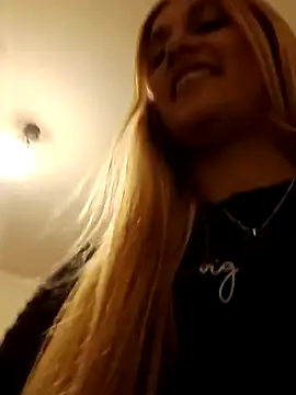 Snapshot of larubia_arg chatting on 11/17/25, 02:39 larubia arg online show from 11/17/25, 02:39