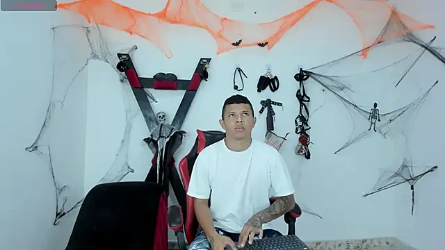 Snapshot of Steven19_LatinBoy chatting on 10/30/25, 12:06 Steven19 LatinBoy online show from 10/30/25, 12:06