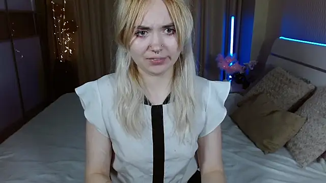 Snapshot of RiskIrina chatting on 11/04/25, 01:43 RiskIrina online show from 11/04/25, 01:43