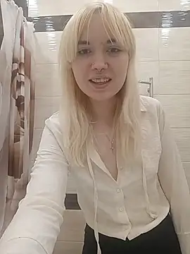 Snapshot of RiskIrina chatting on 11/30/25, 01:04 RiskIrina online show from 11/30/25, 01:04