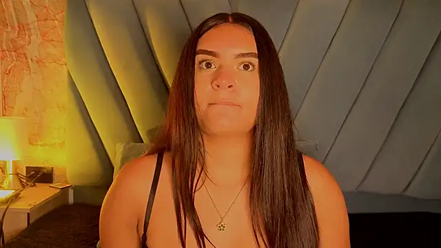 Snapshot of amarahanks1 chatting on 11/08/25, 11:32 amarahanks1 online show from 11/08/25, 11:32