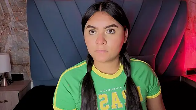 Snapshot of amarahanks1 chatting on 11/12/25, 03:45 amarahanks1 online show from 11/12/25, 03:45