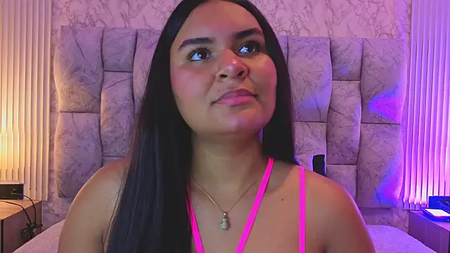 Snapshot of amarahanks1 chatting on 11/14/25, 12:37 amarahanks1 online show from 11/14/25, 12:37