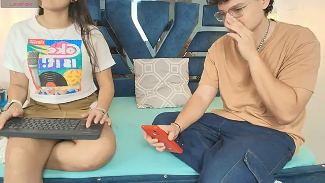 Snapshot of Zoe_And_Dylan_ chatting on 11/11/25, 12:16 Zoe And Dylan online show from 11/11/25, 12:16