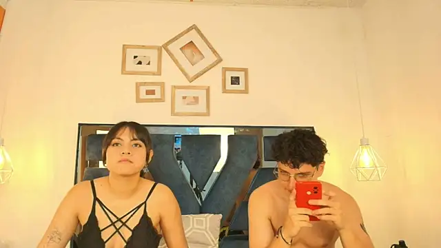 Snapshot of Zoe_And_Dylan_ chatting on 11/19/25, 12:27 Zoe And Dylan online show from 11/19/25, 12:27