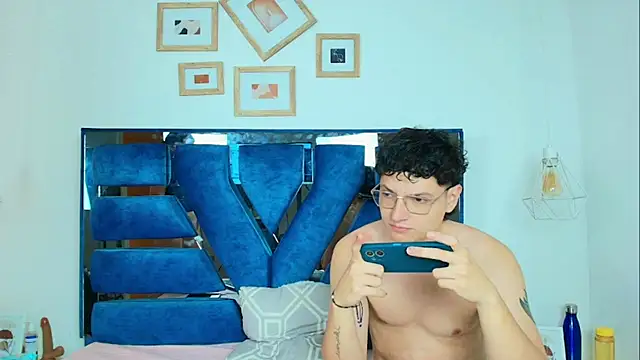 Snapshot of Zoe_And_Dylan_ chatting on 01/14/26, 12:44 Zoe And Dylan online show from 01/14/26, 12:44