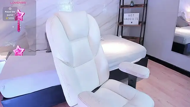 leo and mia online show from 11/25/25, 12:38